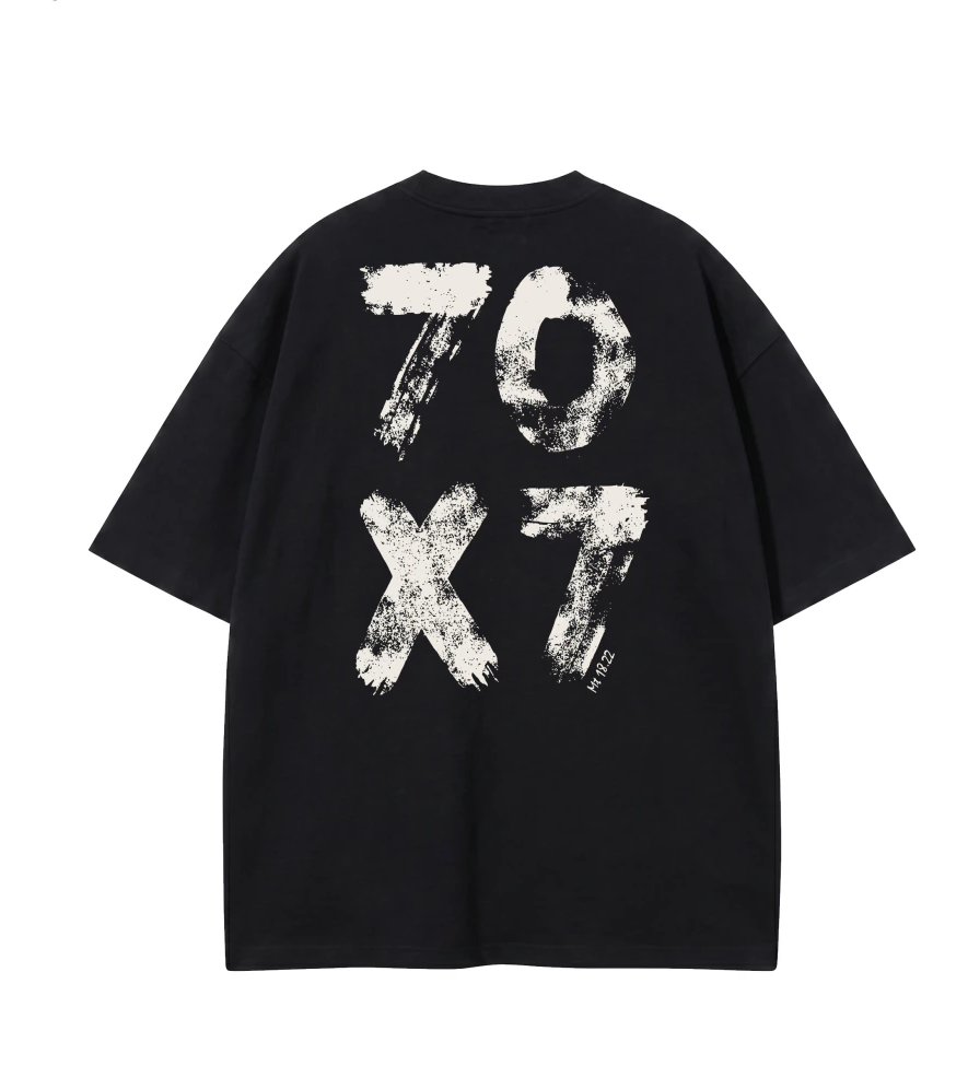 Camiseta Oversized 70x7 preta — vista de costas com estampa 70X7