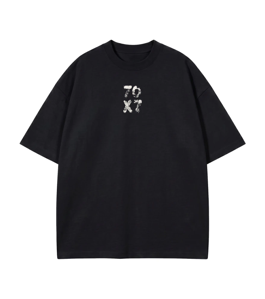 Camiseta Oversized 70x7 preta — vista de frente com logo 70X7 no peito