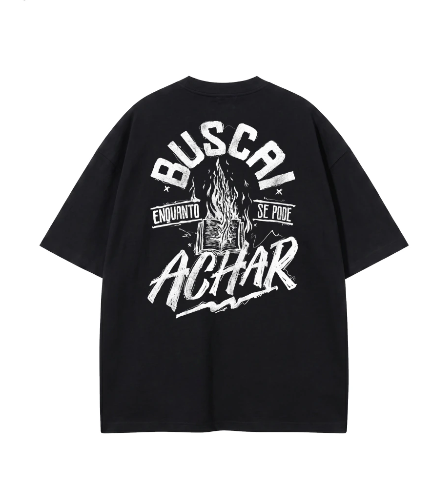 Camiseta Oversized Buscai Enquanto Se Pode Achar preta — vista de costas