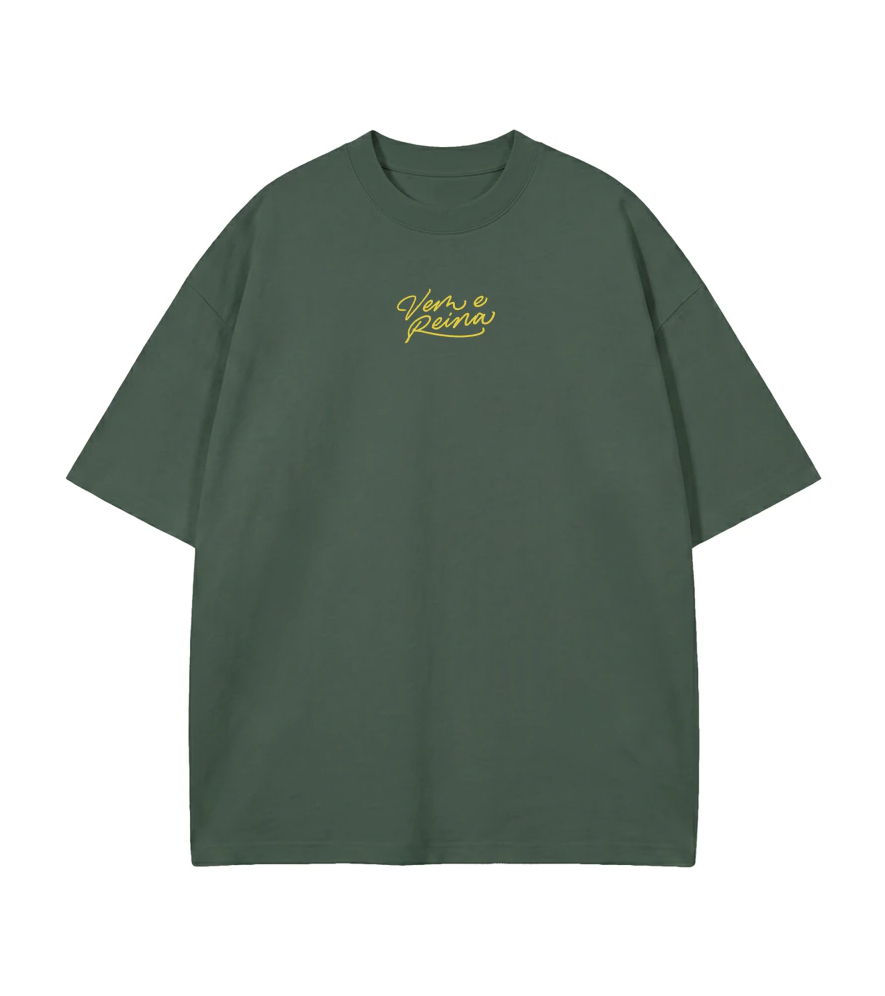 Camiseta Oversized Deus Vem Sobre O Brasil verde — vista de frente com Vem e Reina