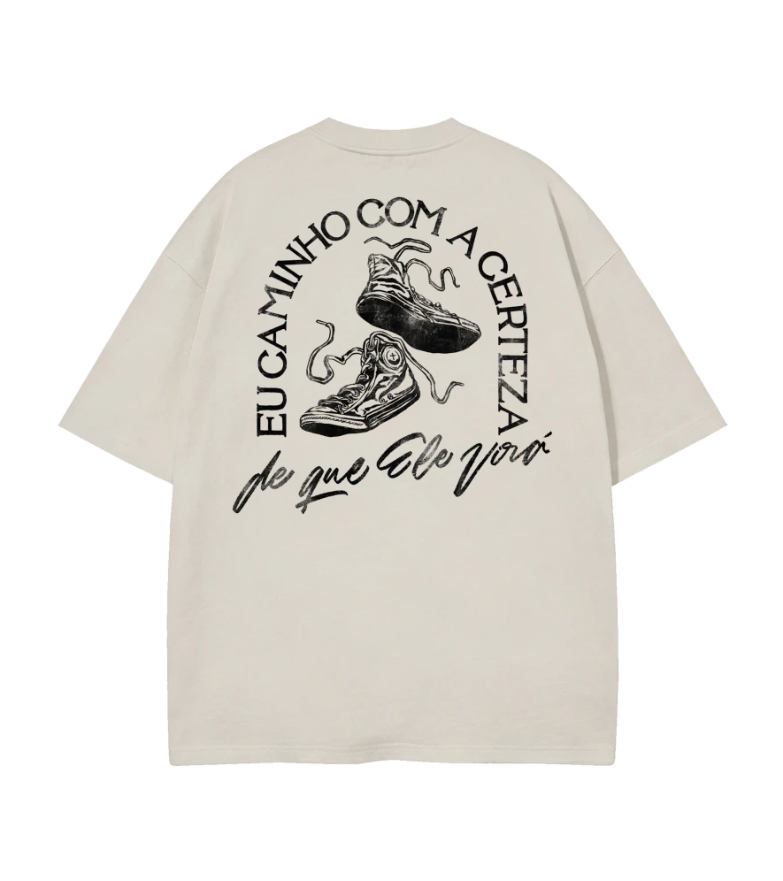 Camiseta Oversized Eu Caminho Com A Certeza De Que Ele Virá branca — vista de costas