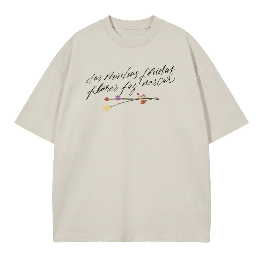 Camiseta Oversized Das Minhas Feridas Flores Fez Nascer branca — vista de frente