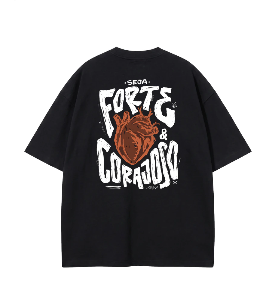 Camiseta Oversized Forte e Corajoso preta — vista de costas com coração