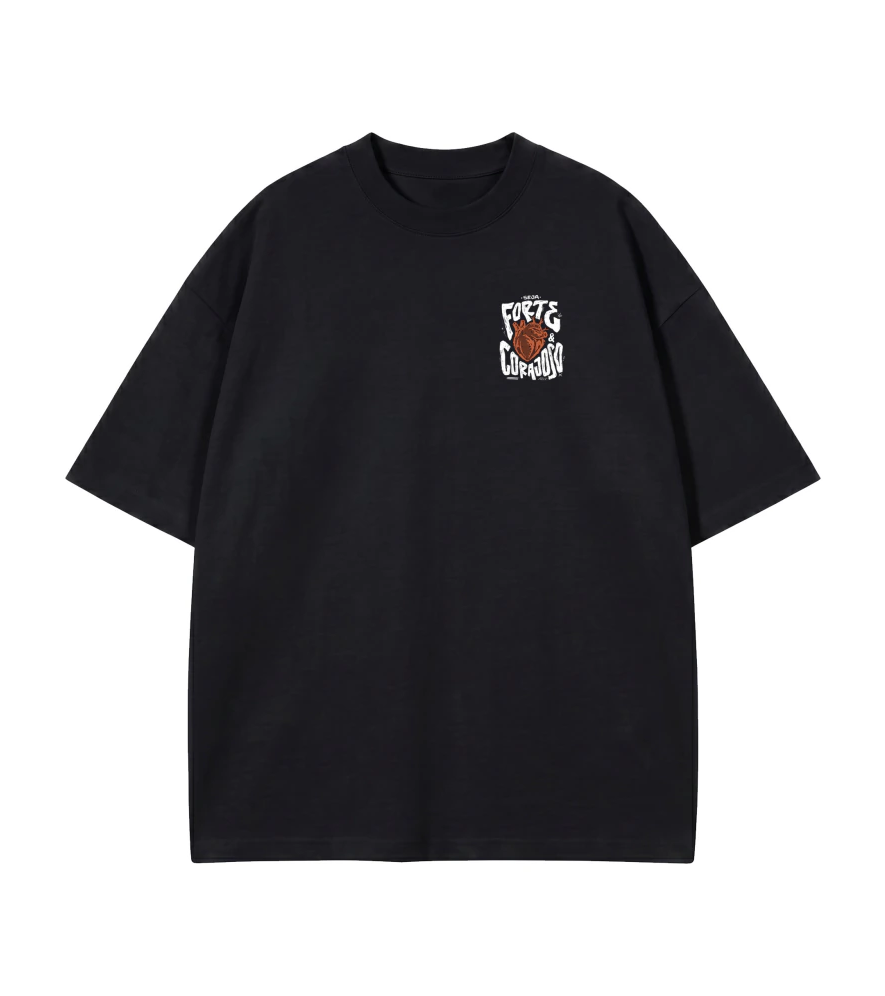 Camiseta Oversized Forte e Corajoso preta — vista de frente com coração