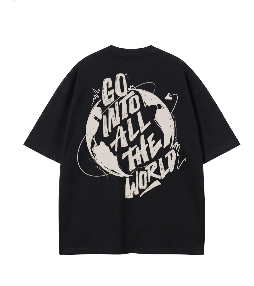 Camiseta Oversized Go Into All The World preta — vista de costas com globo terrestre