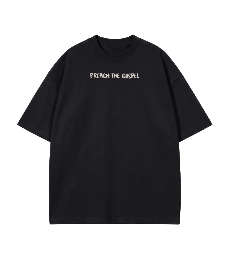Camiseta Oversized Go Into All The World preta — vista de frente com Preach The Gospel