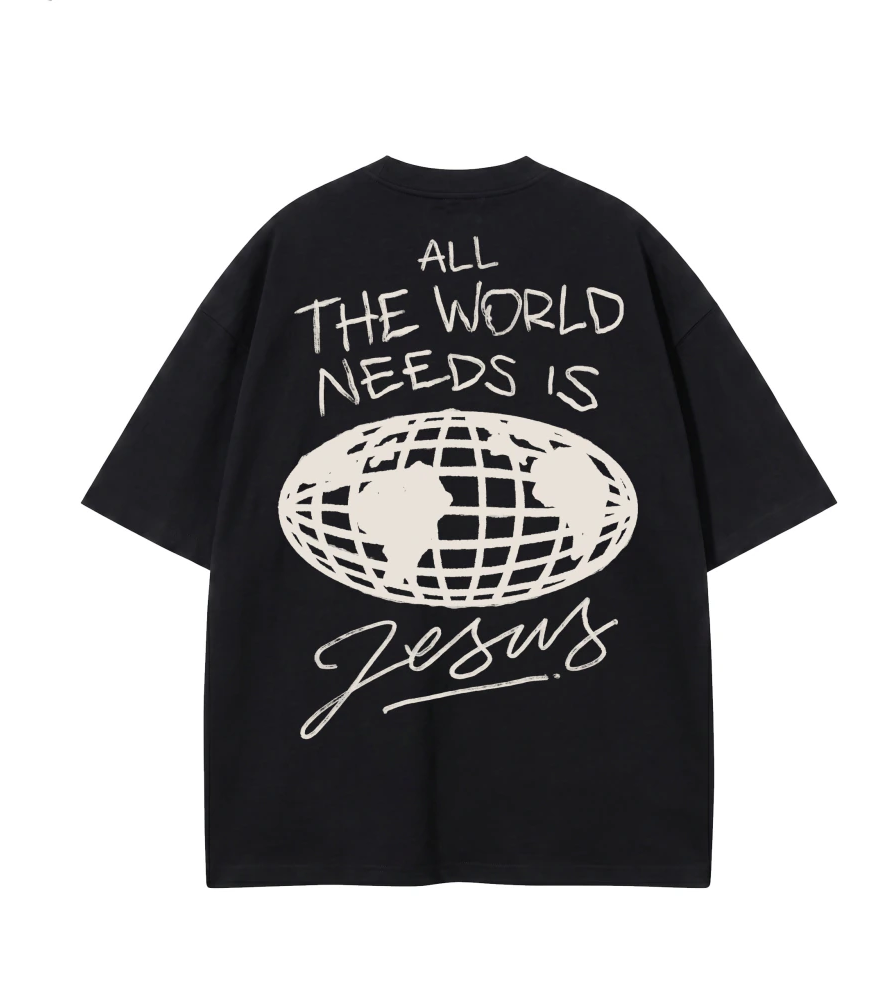Camiseta Oversized All The World Needs Is Jesus preta — vista de costas
