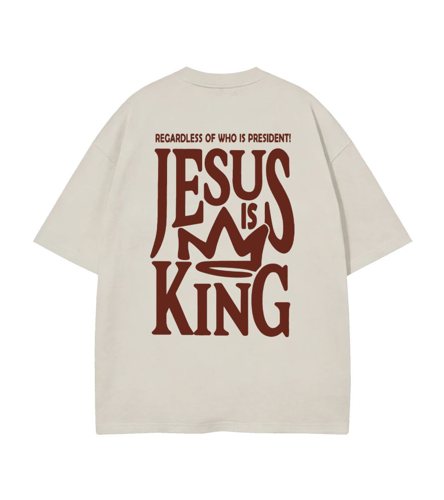 Camiseta Oversized Jesus Is King branca — vista de costas com coroa