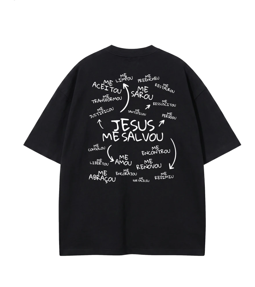 Camiseta Oversized Jesus Me Salvou preta — vista de costas