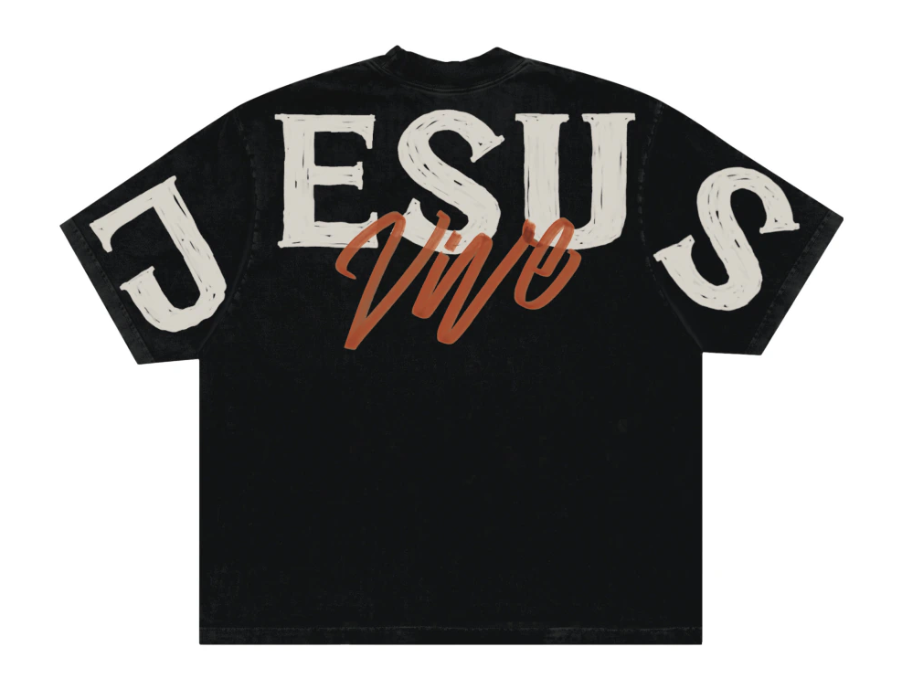 Camiseta Oversized Jesus Vive preta — vista de costas com Jesus Vive