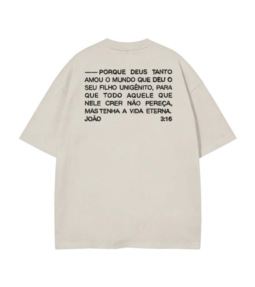 Camiseta Oversized João 3:16 branca — vista de costas com o versículo