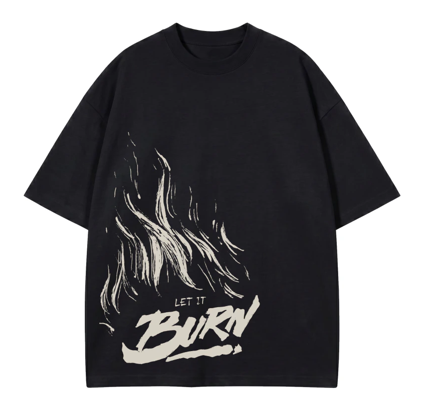 Camiseta Oversized Let It Burn preta — vista de frente com chamas e Let It Burn