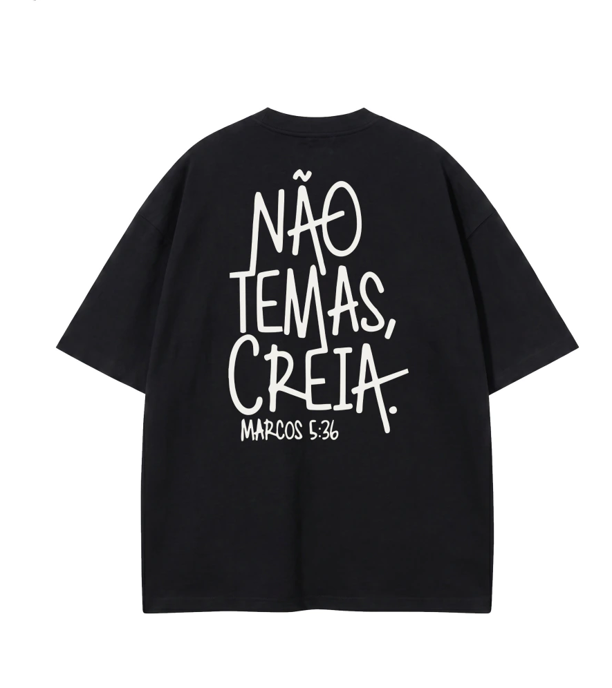 Camiseta Oversized Não Temas Creia preta — vista de costas com Marcos 5:36