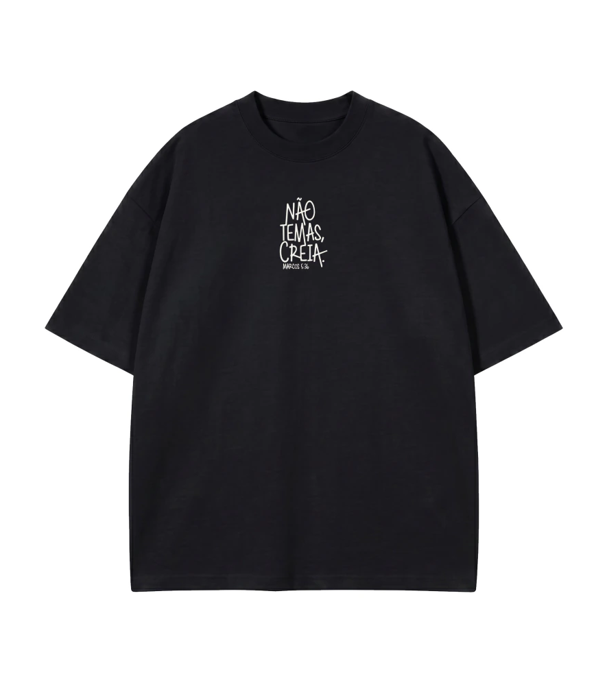 Camiseta Oversized Não Temas Creia preta — vista de frente