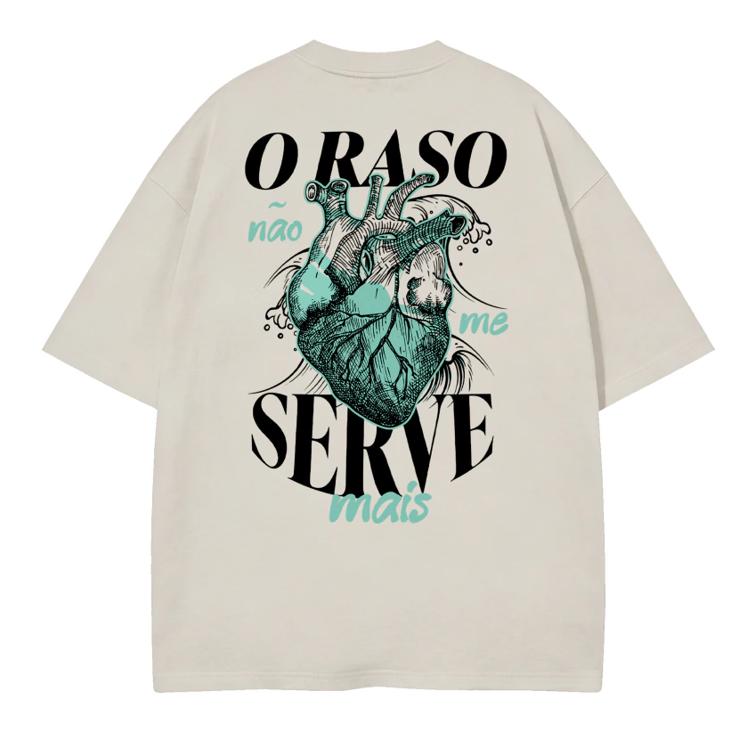 Camiseta Oversized O Raso Não Me Serve Mais branca — vista de costas com coração