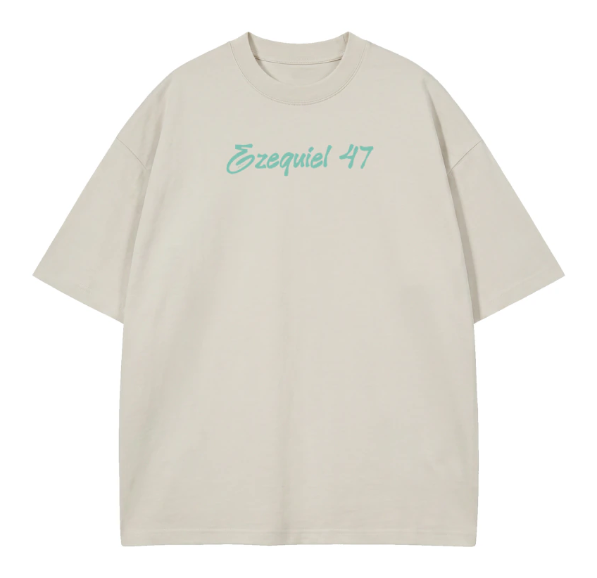 Camiseta Oversized O Raso Não Me Serve Mais branca — vista de frente com Ezequiel 47