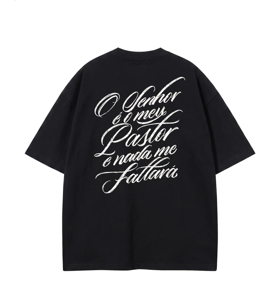 Camiseta Oversized Salmo 23 preta — vista de costas com O Senhor é o meu Pastor