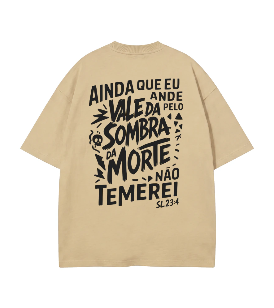 Camiseta Oversized Ainda Que Eu Ande bege — vista de costas com Salmo 23:4